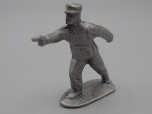 Soldat chargeant avec képi et pistolet 56 mm - Quiralu
