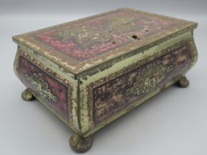 Coffret métal motif char antique