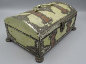 Coffret métal aspect coffre renforcé