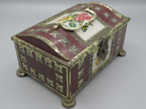 Coffret métal avec poignée de transport motif roses