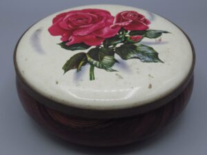 Boîte métal ronde motif roses