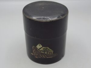 Boîte métal ronde à thé motif chalet et montagnes