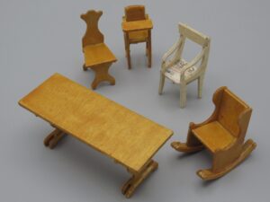 La maison de poupée facile - Table et chaises - Delprado