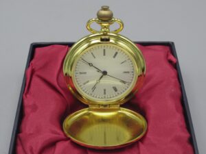 Montres de Gousset - Blason argenté et dorures - Hachette