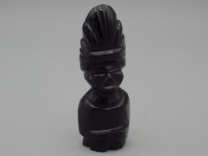 Statuette en obsidienne 10.5 cm