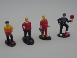 4 figurines en plastique mou. Hauteur 5 à 5.5 cm