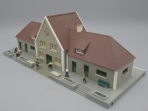 Gare de Maintenon grise avec personages - Jouef 2704