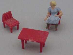 Femme assise avec table et chaises - Echelle H0