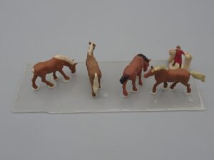 Eleveuse nourrissant ses chevaux- Echelle H0