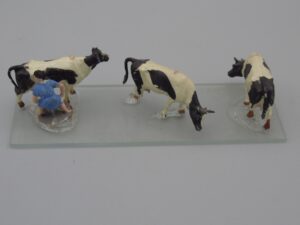 Fermière trayant ses vaches - Echelle H0