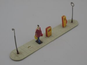 Voyageur et pompes à carburant - H0