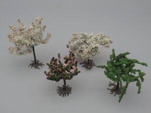 4 arbres en fleurs blanc, vert, rose hauteur 6-8 cm