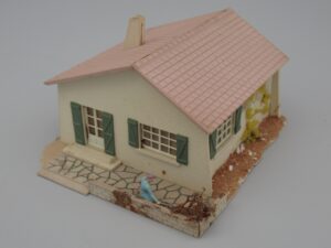 Villa landaise avec femme au jardinage - Jouef 970