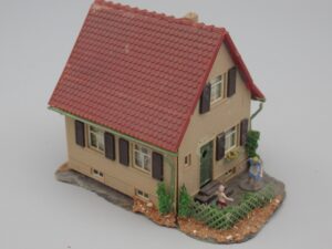 Maison de village avec femme et enfant - Faller B-244