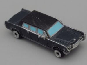 Voiture noire vitres bleu