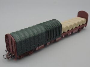 Wagon plat 1/2 bâché avec rouleaux - Jouef 6753