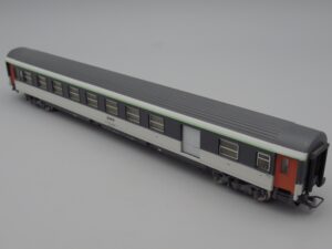 Wagon voiture corail fourgon SNCF 51 87 82-70 245-1 - Jouef 5363
