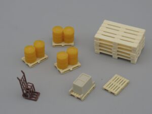 6 palettes de tonneaux et caisse, 1 diable - Echelle H0