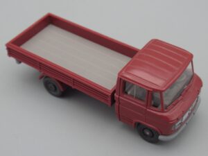 Camion plateau Mercedes rouge - Wiking