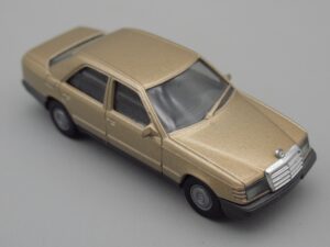 Voiture Mercedes-Benz 300E dorée - Herpa
