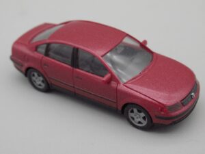Voiture Volkswagen Passat bordeaux - Herpa