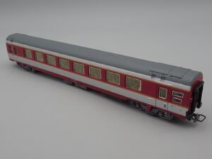 Wagon Voiture grand confort 61 87 18_99035_0 + éclairage - Jouef