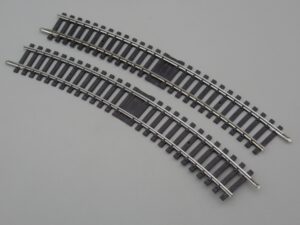 2 rails courbes R=385 30° d'alimentation - Jouef