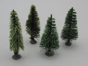 4 sapins coniques avec pied 6 à 6.5 cm