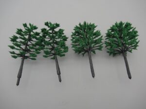 4 arbres aux branches clairsemées 8 cm