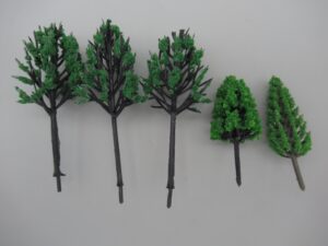 3 arbres claisemés 9 cm et 2 arbres coniques 6 cm