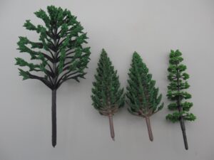 2 arbres 8.5 et 11 cm et 2 sapins 8.5 cm