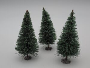 3 sapins coniques avec pied 8 cm