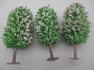 3 arbres en boule avec pied 9 cm - Hachette Collections