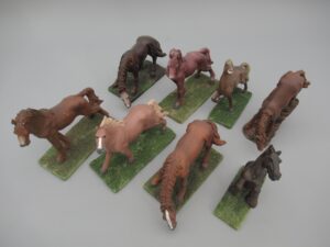 8 chevaux en résine sur socle hauteur 7 à 11 cm