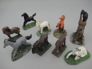 9 chevaux en résine sur socle hauteur 4 à 7 cm