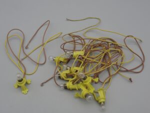 9 douilles ampoule E5 sur socle 3 pieds jaune et fils souples