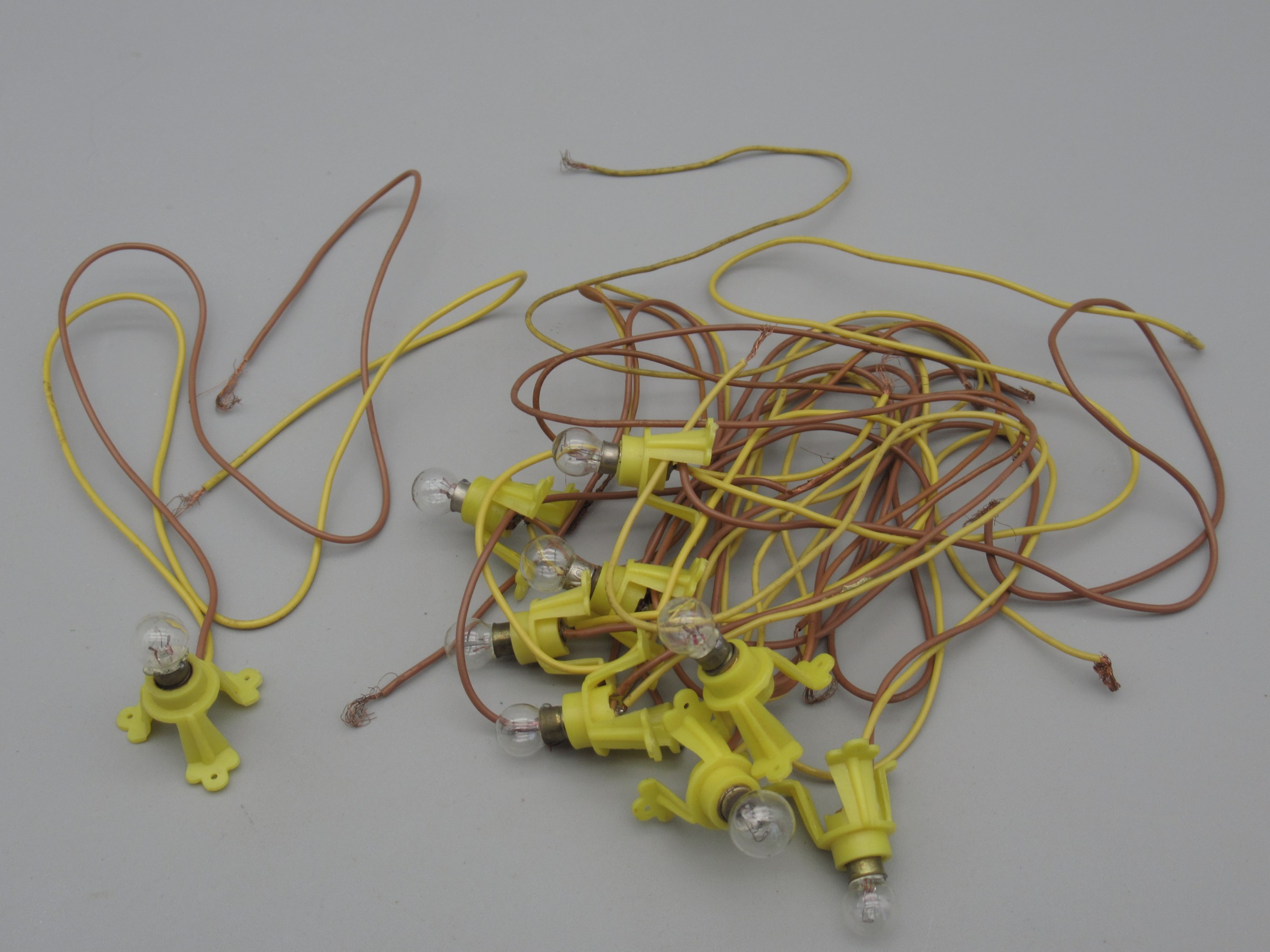 9 douilles ampoule E5 sur socle 3 pieds jaune et fils souples