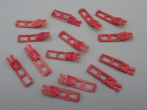 14 attaches pour glissière anti sortie de piste rouge - Jouef