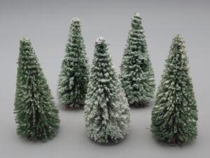 5 sapins coniques avec pied 9 cm enneigé