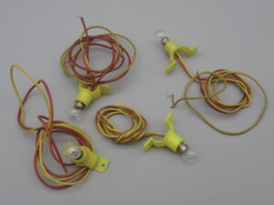 4 douilles ampoule E5 sur socle 2 pieds jaune et fils souples
