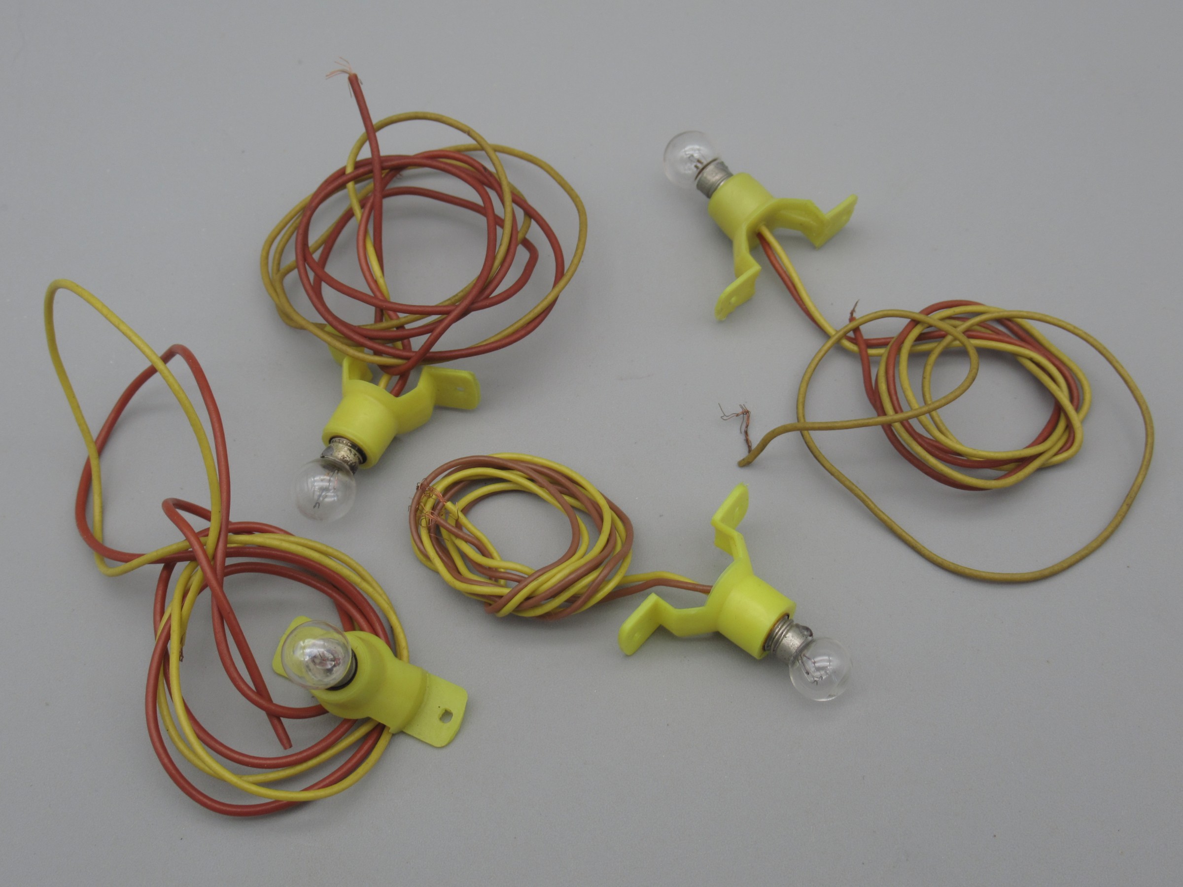 4 douilles ampoule E5 sur socle 2 pieds jaune et fils souples