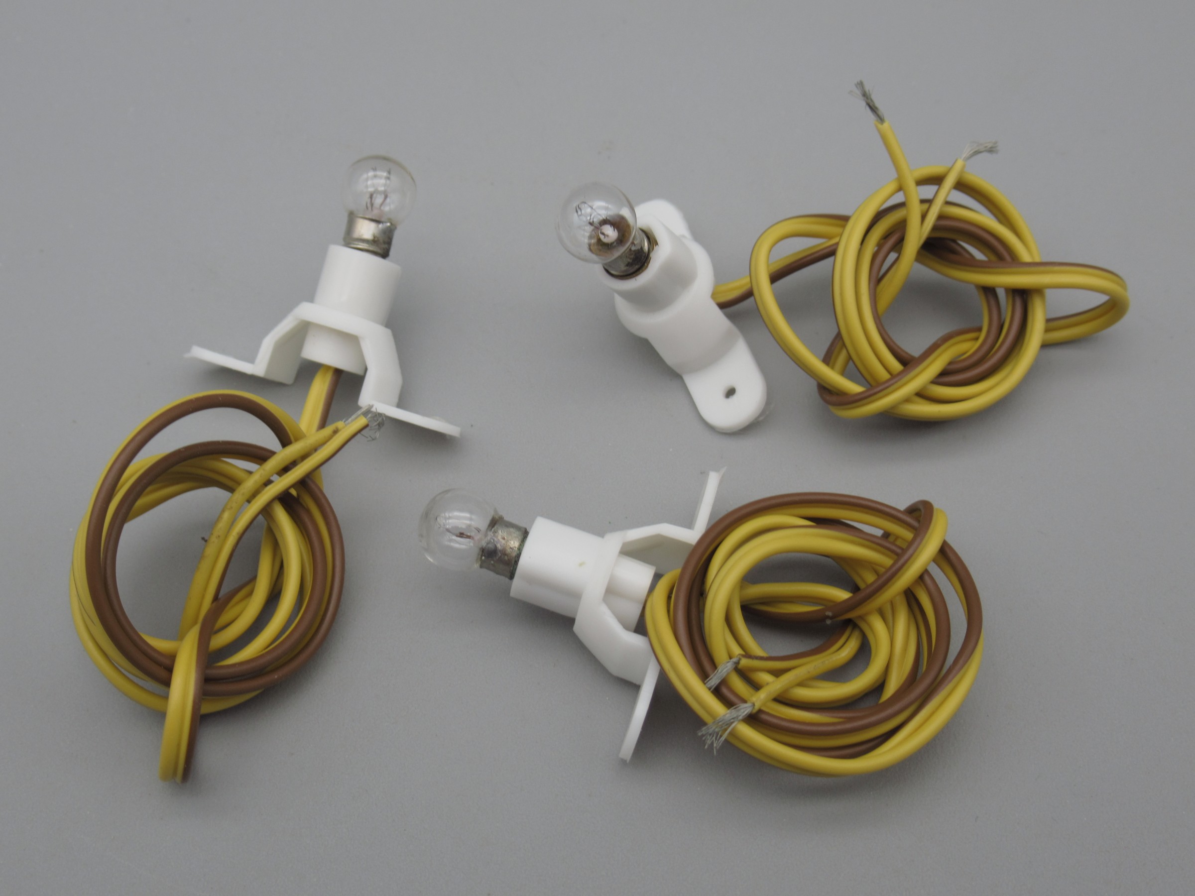 3 douilles ampoule E5 sur socle 2 pieds blanc et fils souples