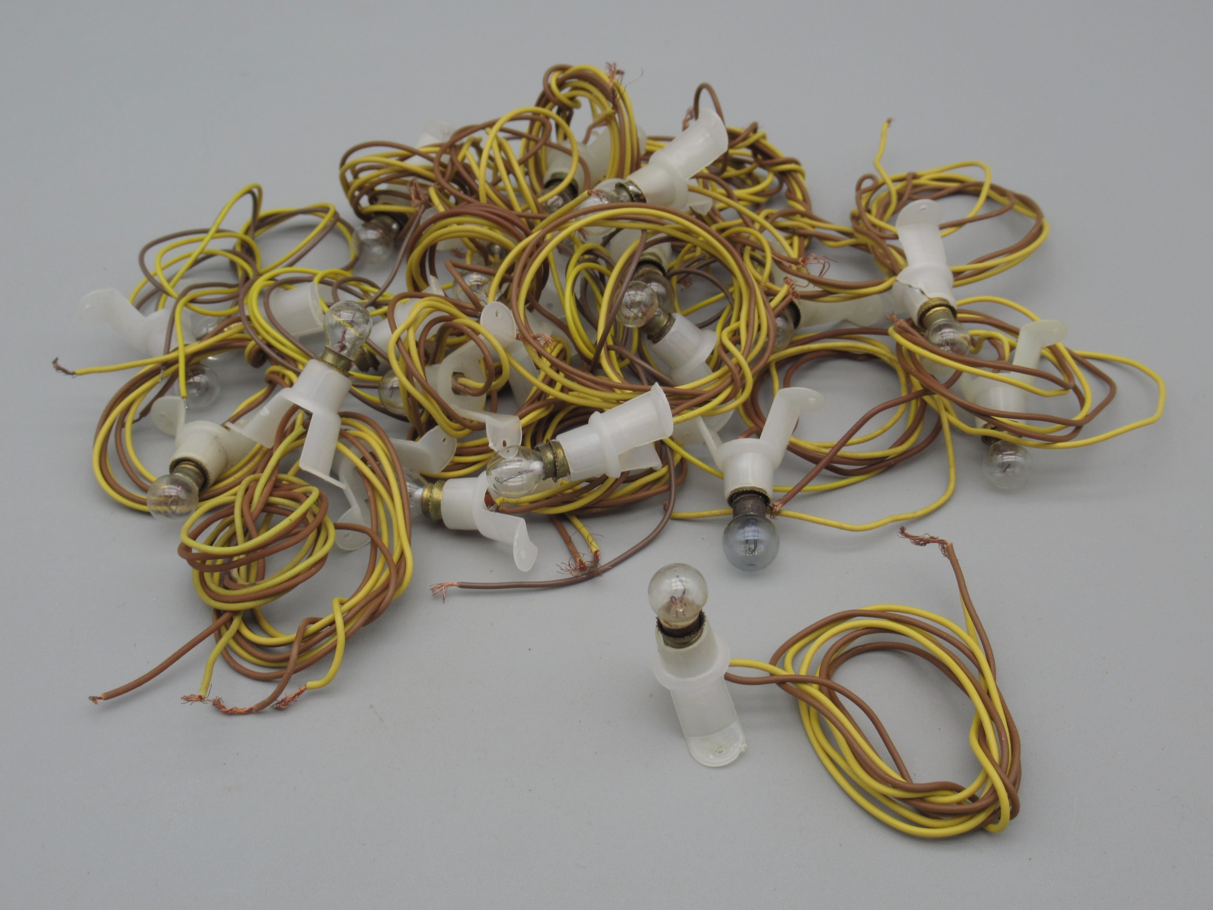 22 douilles ampoule E5 sur socle 2 pieds translucide et fils