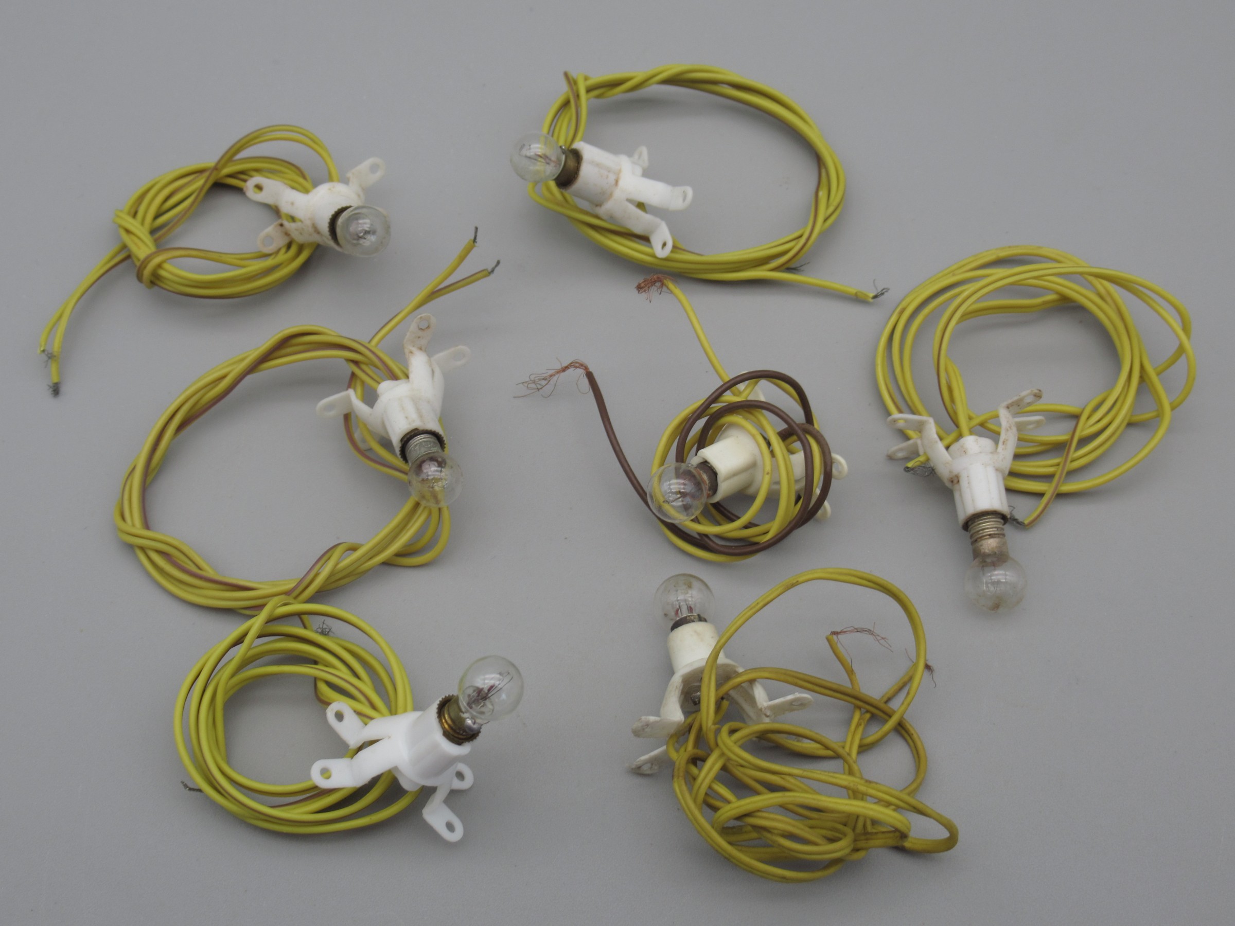 7 douilles ampoule E5 sur socle 4 pieds blanc et fils souples