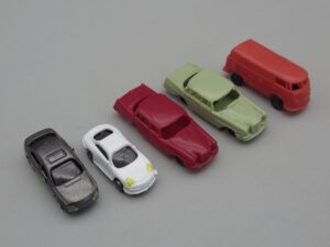 4 voitures et 1 combi - Echelle N
