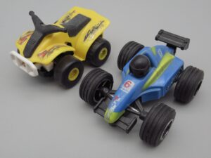Voiture de course n°6 à friction et Quad jaune à friction