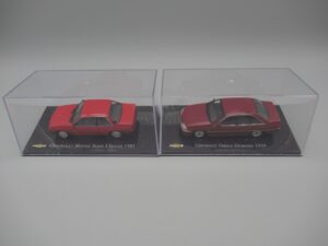 2 voitures Chevrolet Monza Serie I Sedan et Omega Diamond