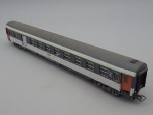 Wagon voiture corail mixte 2e/Fourgon SNCF 51 87 82 - Jouef 5363