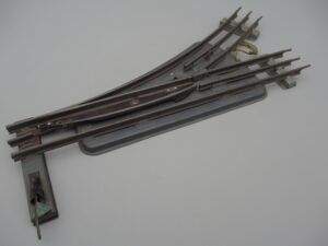 Système 3 rails - Aiguillage gauche 33.7cm R=580 36° câblé - JEP