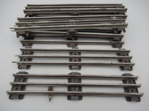 Système 3 rails - 8 droites 26 cm dont 1 avec borne - Hornby